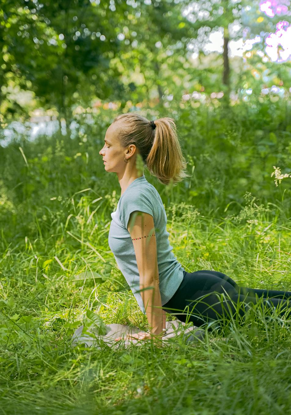 Yoga a los 50: las ocho posturas esenciales que debes hacer para tonificar core, ganar flexibilidad y mejorar la salud de tus huesos