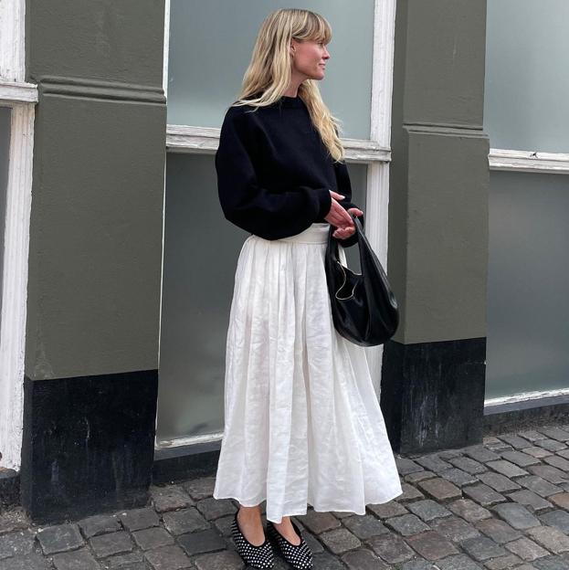 La influencer Jeanette Madsen con una falda blanca