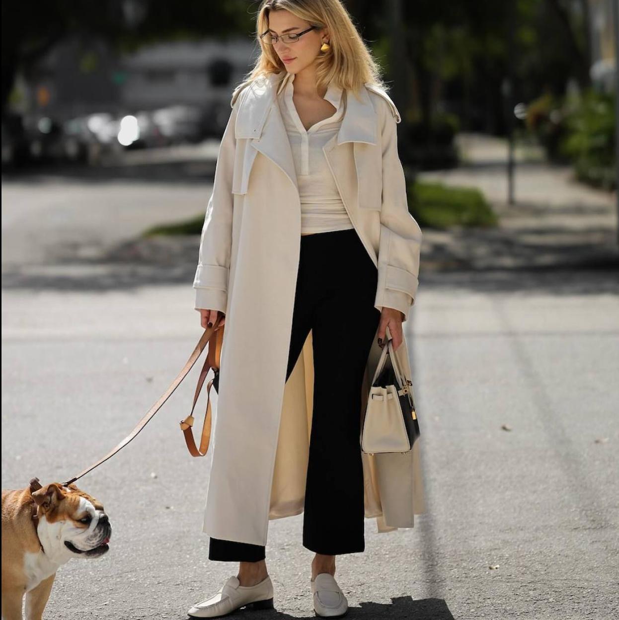 Influencer con mocasines blancos elegantes/@CASSDIMICCO