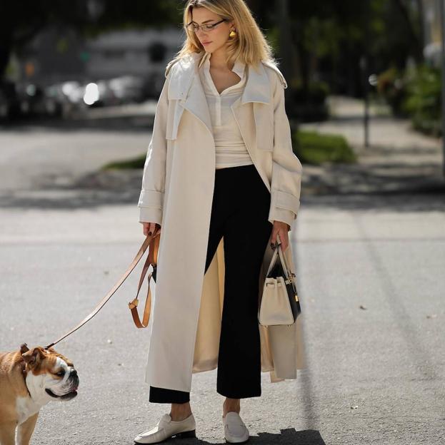 Influencer con mocasines blancos elegantes