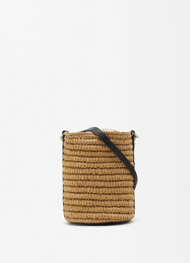 Bolso bucket en rafia de Parfois.