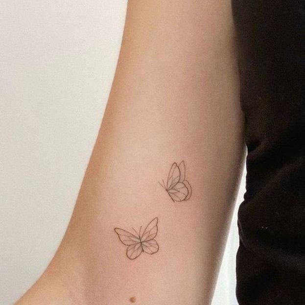 Tatuaje con dibujo de mariposas