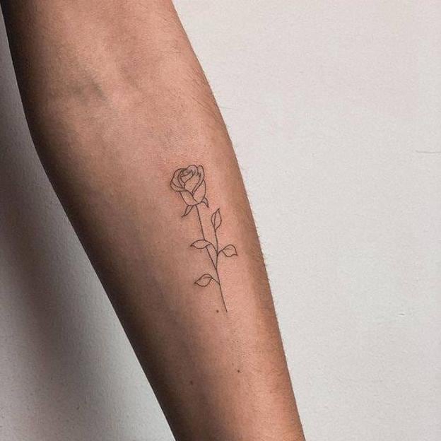 Tatuaje de una rosa minimalista