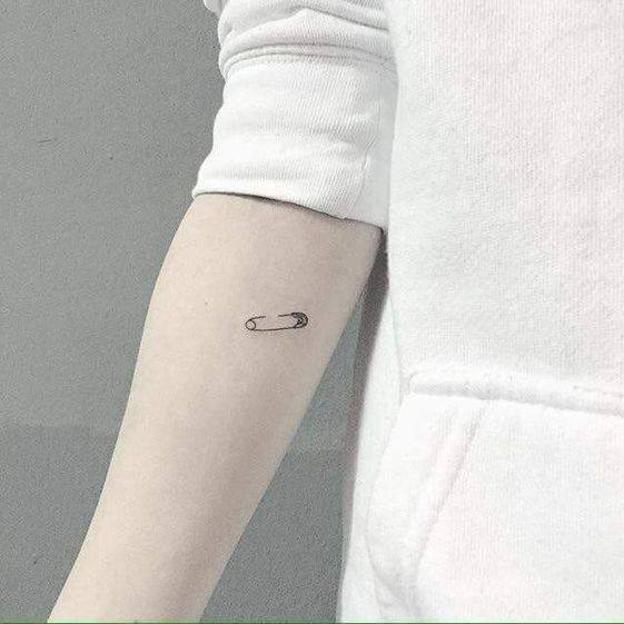 Tatuaje con dibujo de imperdible