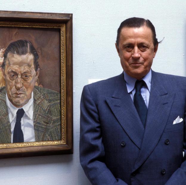 El barón Thyssen posa junto a un retrato suyo en una imagen de 1984. 