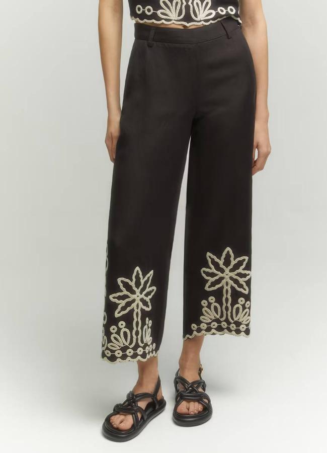 Pantalones bordados con palmeras estilo boho chic.