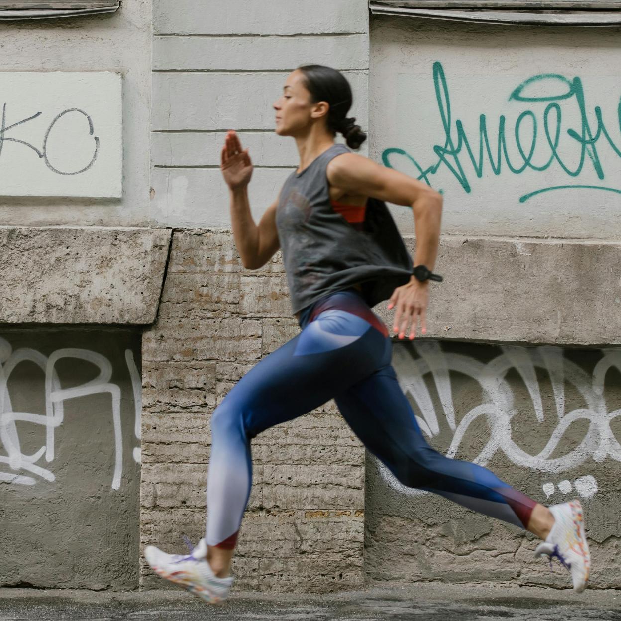 Una mujer corriendo/pexels