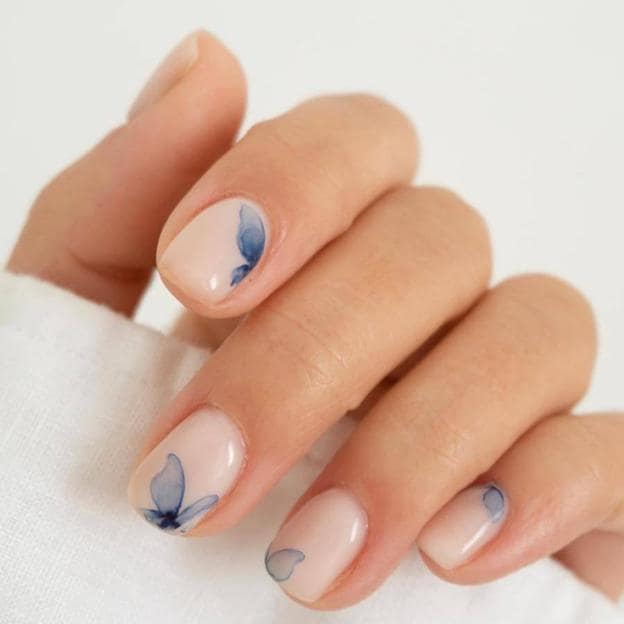 Manicura con mariposas minimalista