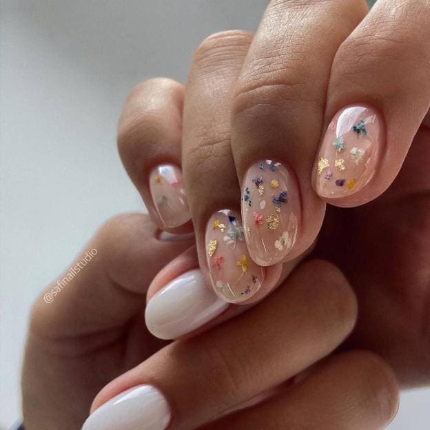 Uñas con flores secas efecto glaseado