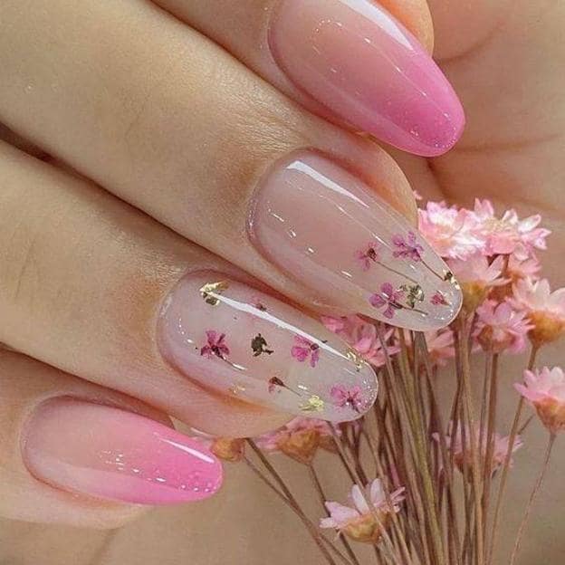 Manicura ombré con flores secas