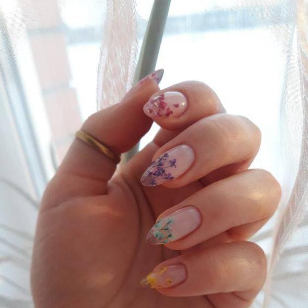 Uñas de cristal decoradas con flores