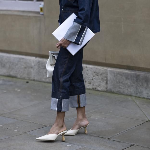 Zapatos blancos de entretiempo combinados con look versátil.