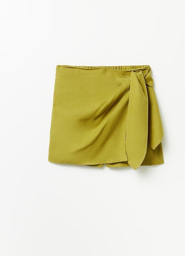 Falda pantalón de lino verde de Sfera, 23,99 euros.