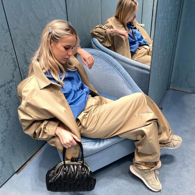 La influencer Monica Anoz con las New Balance x Miu Miu