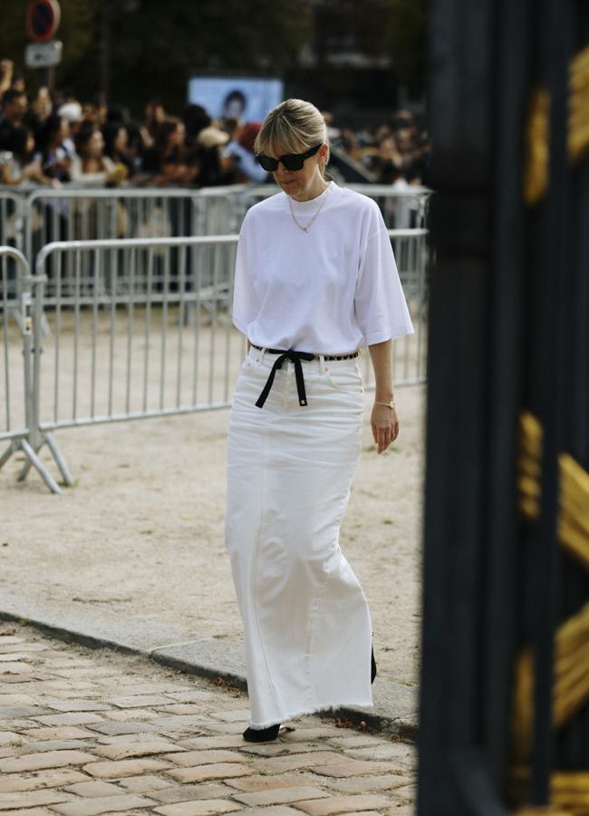 Una mujer con falda midi blanca y camiseta. Foto: Launchmetrics spotlight.