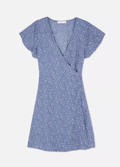 Vestido azul con estampado de flores de Primark (14 euros)