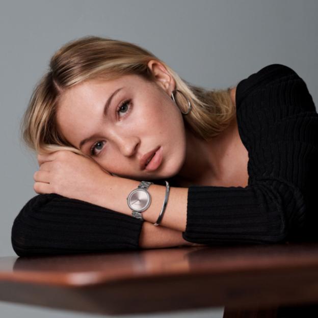 Lila Moss posa como imagen de la colección de joyas y relojes de Calvin Klein para esta primavera.