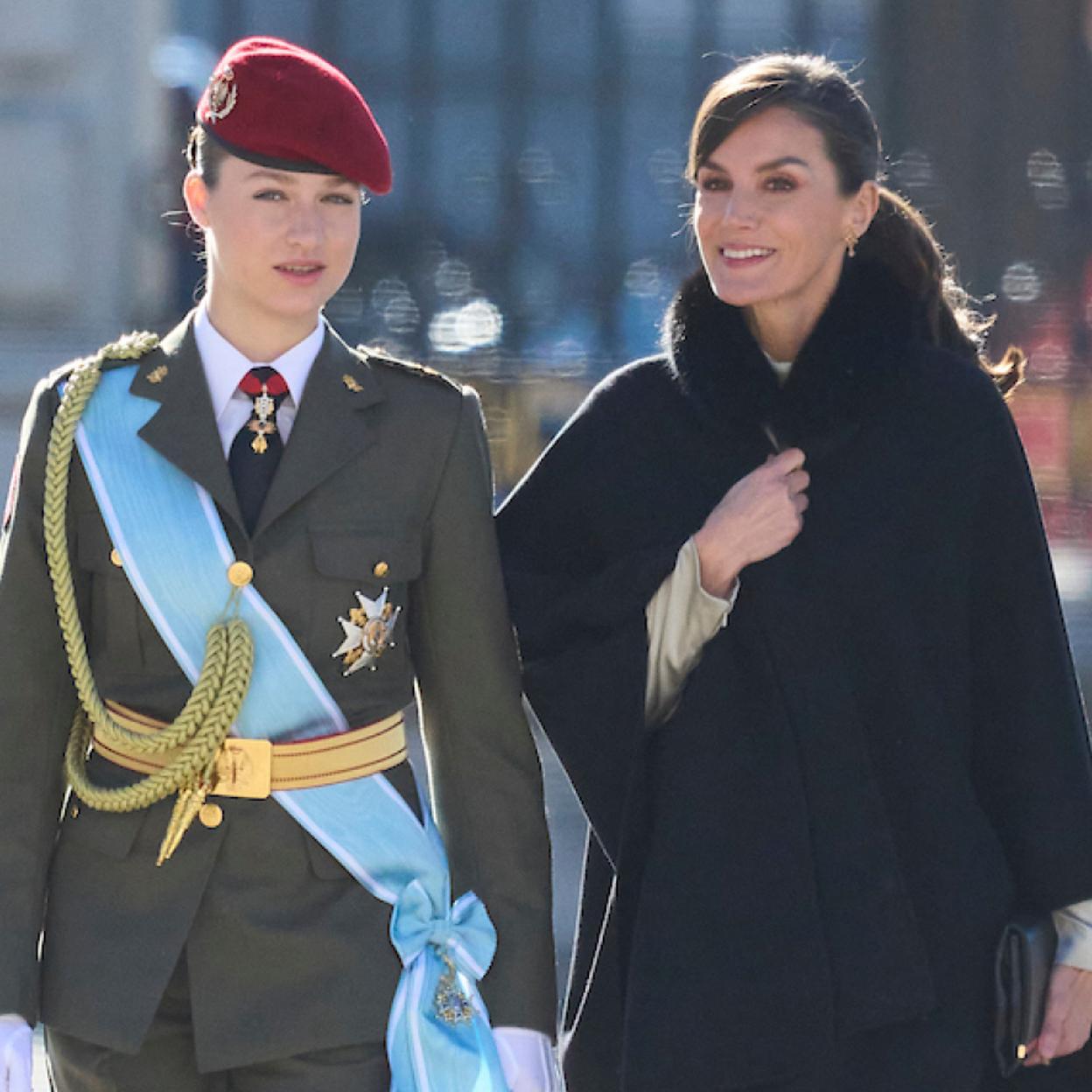 La princesa Leonor junto a la reina Letizia, durante la Pascua Militar. /limited pictures