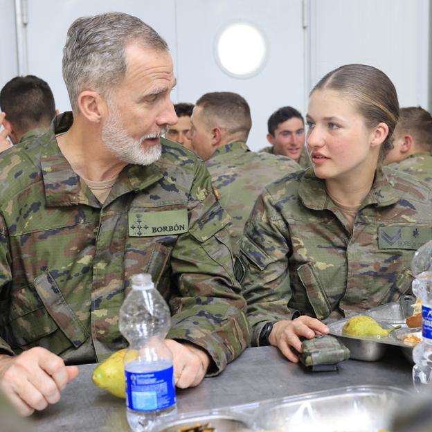 El rey Felipe VI y la princesa Leonor en la Academia general del Ejército de Zaragoza. 