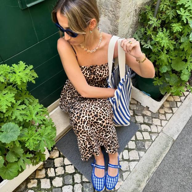 Influencer con zapatos para primvara-verano de Stradivarius