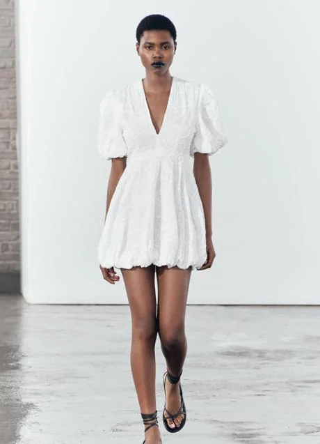 Vestido blanco de Zara (49,95 euros)