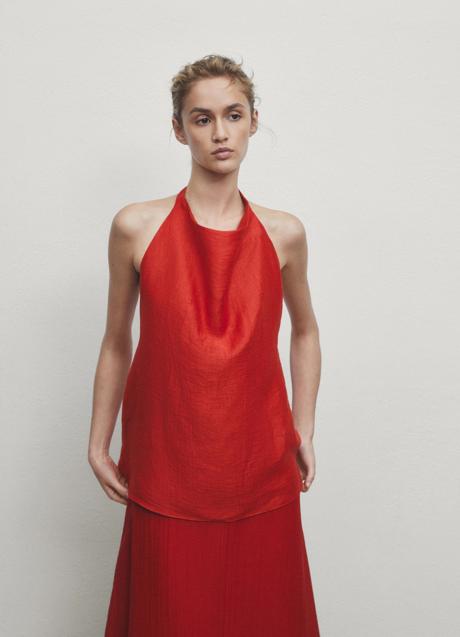 Top rojo con la espalda al aire de Massimo Dutti (49,95 euros)