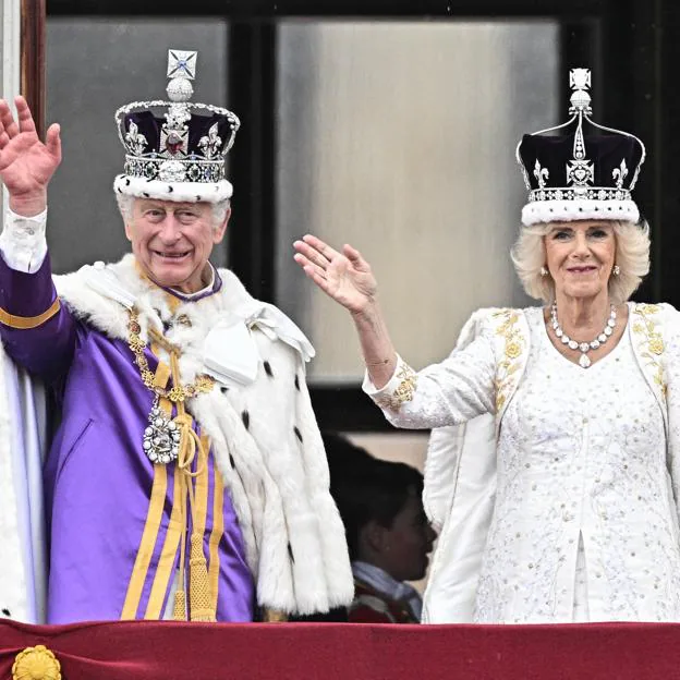 Carlos III celebra su primer año como rey: cáncer, polémicas y Harry, así ha sido el peor debut de la historia royal