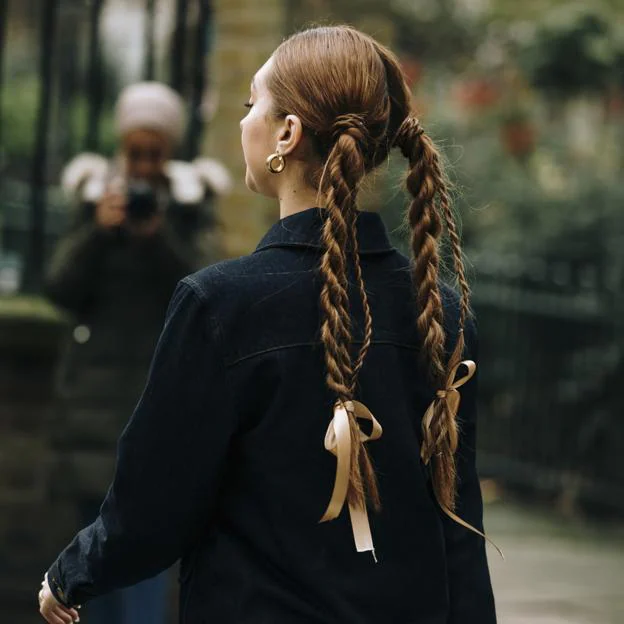 Mujer con pelo recogido en trenzas