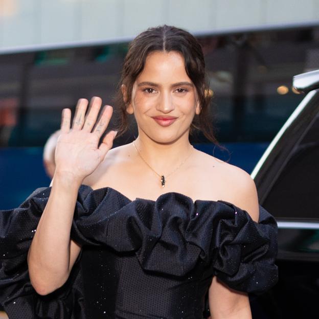 Rosalía se viste de gala y sorprende con un elegantísimo vestido negro en Nueva York