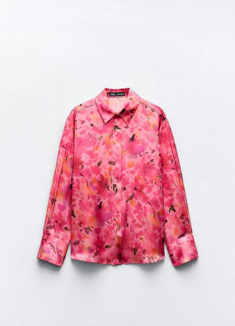 Camisa con estampado de flores de Zara (27,99 euros)