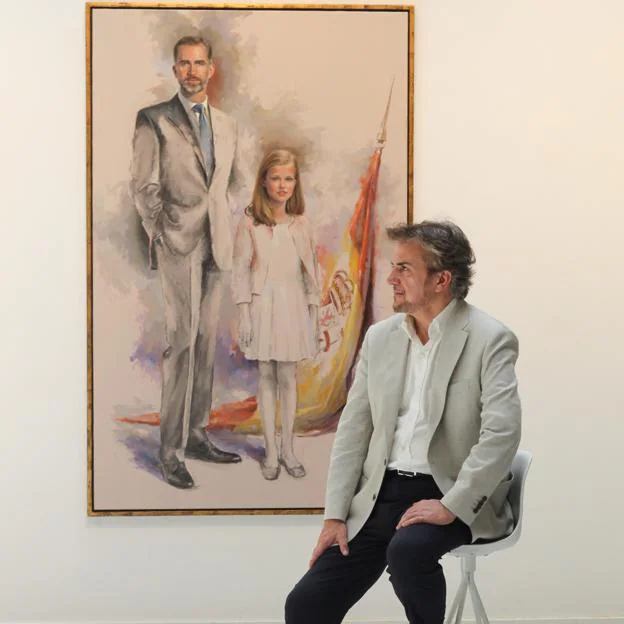 El pintor Ricardo Sanz nos cuenta cómo posaron Letizia y Felipe para él: «Son como los vemos, con mucha cercanía»