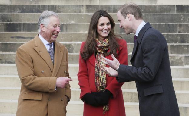 Kate Middleton, el príncipe Guillermo y el rey Carlos III de Inglaterra. 