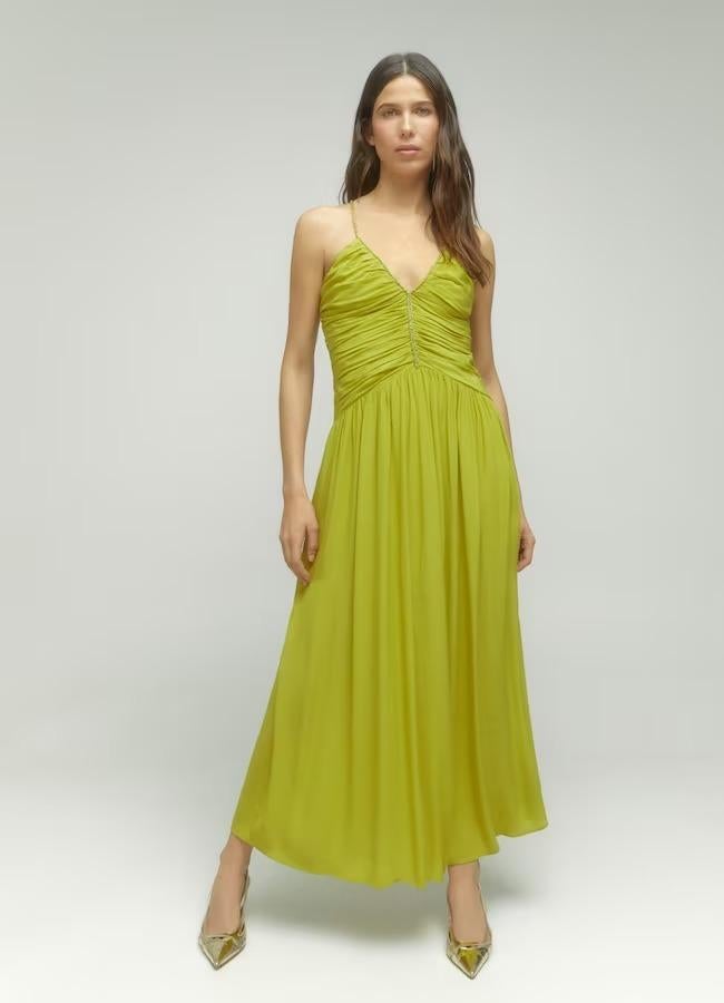 Vestido verde con fruncidos de Tintoretto, 120 euros.