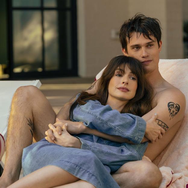 Anne Hathaway y Nicholas Galitzine en la premiere de La idea de tenerte.