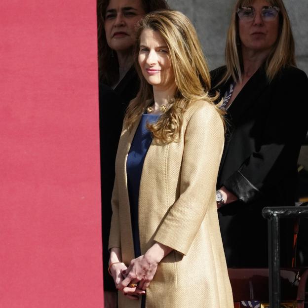 María Dolores Ocaña, secretaria de Letizia, confirma estilazo con la chaqueta de piel perfecta para el entretiempo