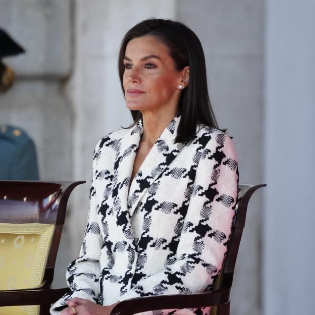 La reina Letizia combina su blazer más bonita con las zapatillas blancas efecto piel descalzo