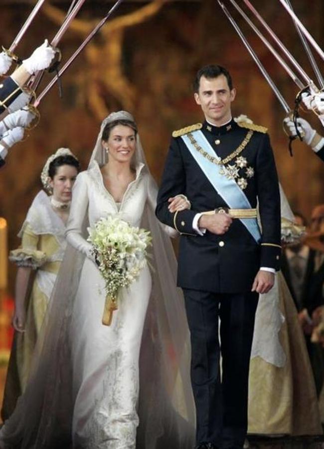 Doña Letizia y el príncipe Felipe a la salida de la catedral de La Almudena, ya como marido y mujer. Foto: Gtres.