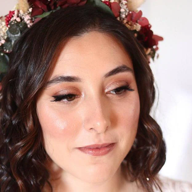 Pelo suelto con diadema como peinado de invitada de boda