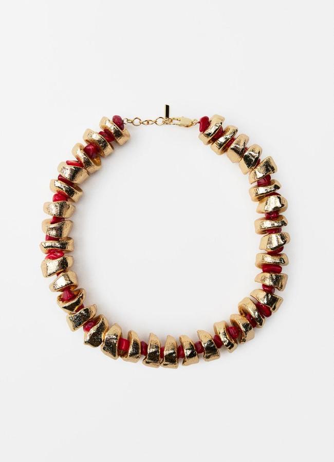 Collar con piedras en rojo y detalles dorados de Zara.