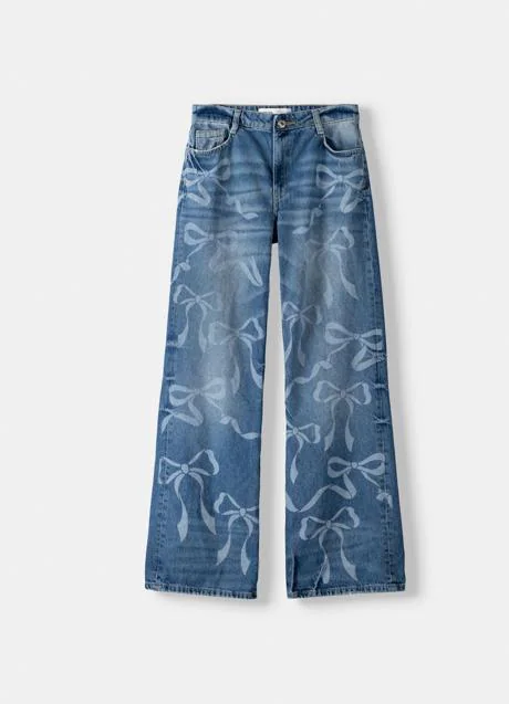 Jeans con estampado de lazos de Bershka (35,99 euros)