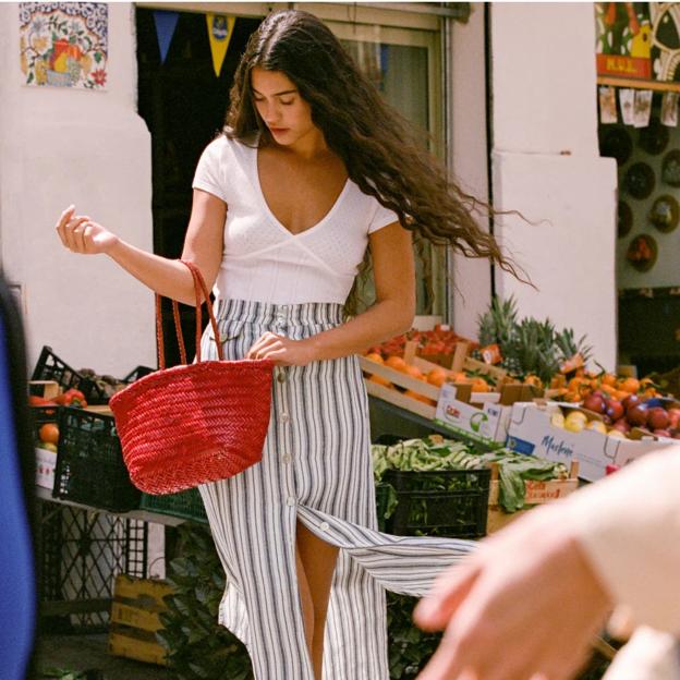 El bolso más versátil de la primavera no es de rafia (y lo llevarás sin parar, tengas la edad que tengas)