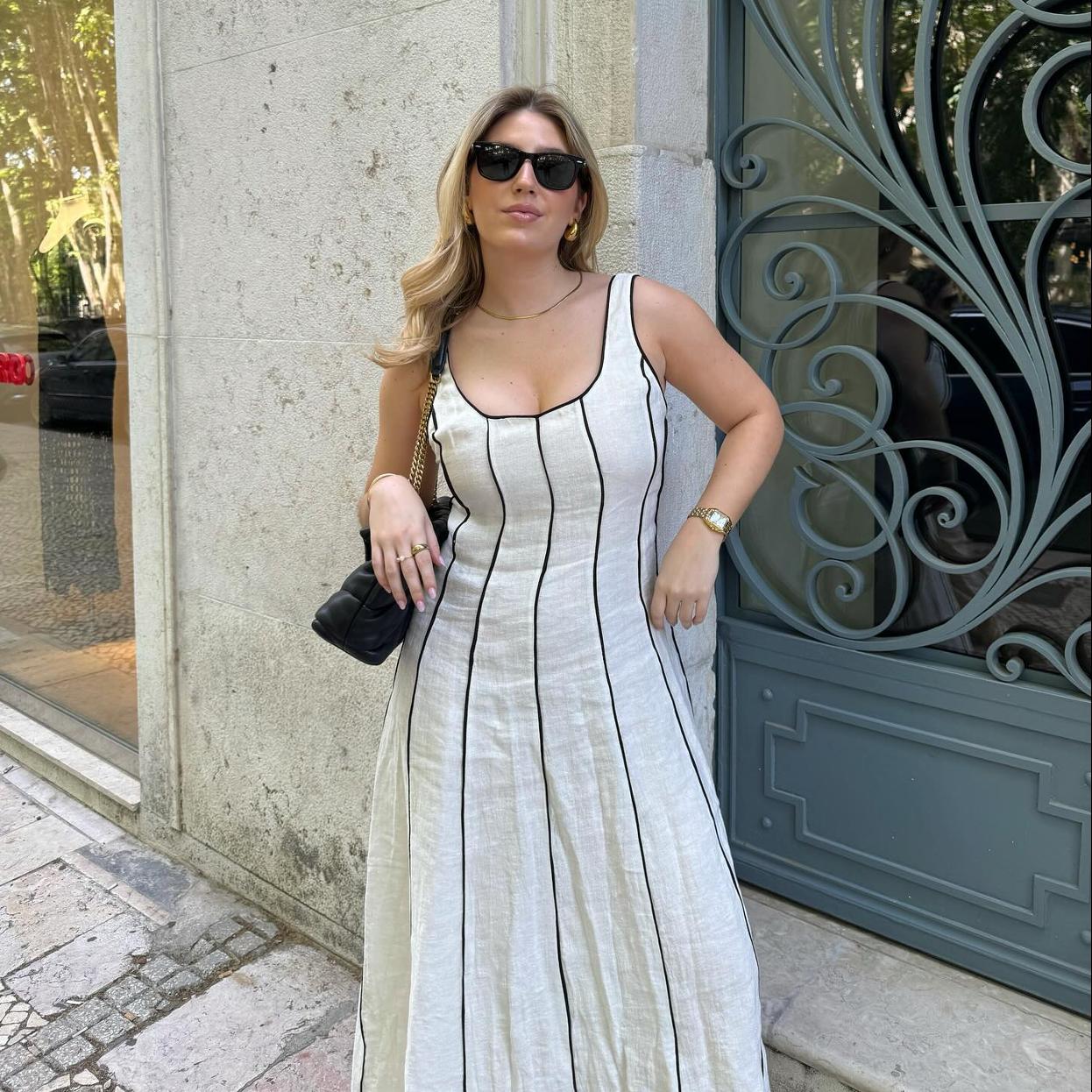 Una influencer con el vestido de lino de Massimo Dutti,/@larascarrasco