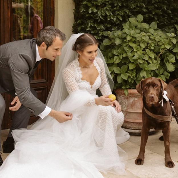 Carmen Ballesteros Botín con Juan Diego García, junto a su perrita Capitana. 