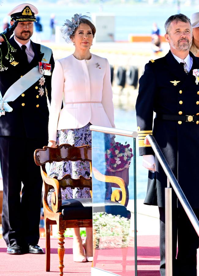 El look de la reina Mary con chaqueta y falda midi. / GTRES