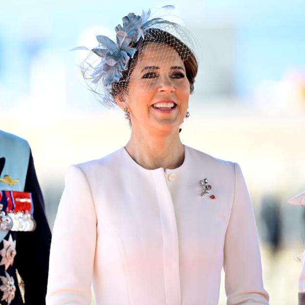 El precioso look de Mary de Dinamarca en el 20 aniversario de su boda: una chaqueta muy elegante con falda estampada