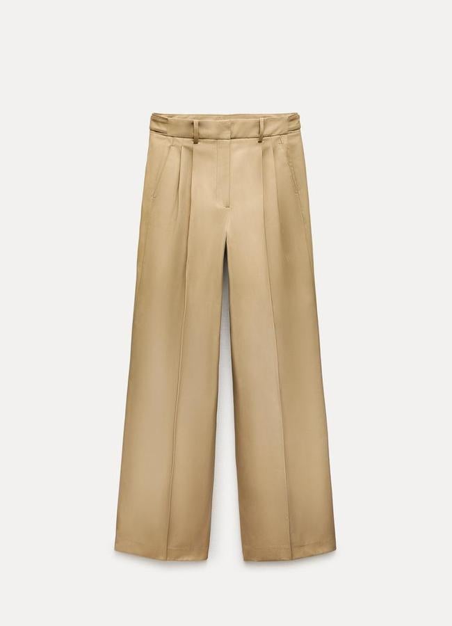 Pantalón de pinzas en beige de Zara. Foto: Zara.