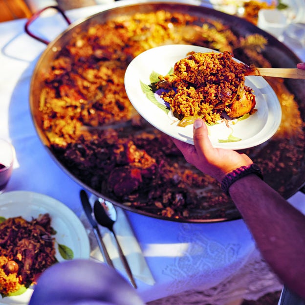 La paella valenciana de Omar Allibhoy, una de las recetas que incluye en su manual, Paella.