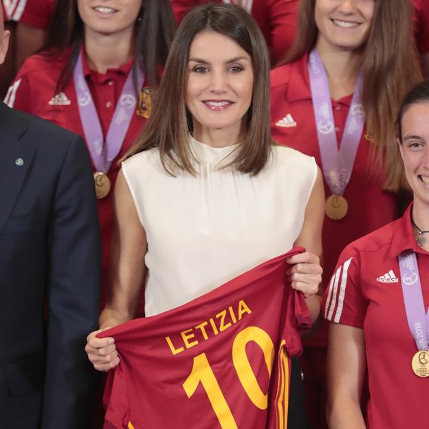 La reina Letizia sujeta una camiseta de fútbol con su nombre