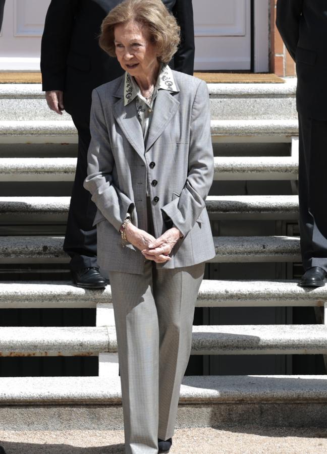 La reina Sofía con un traje gris en una audiencia. Foto: GTRES.