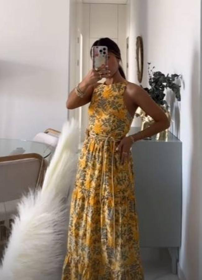 Influencer con vestido estampado color amarillo de Mango/@mariasegarr